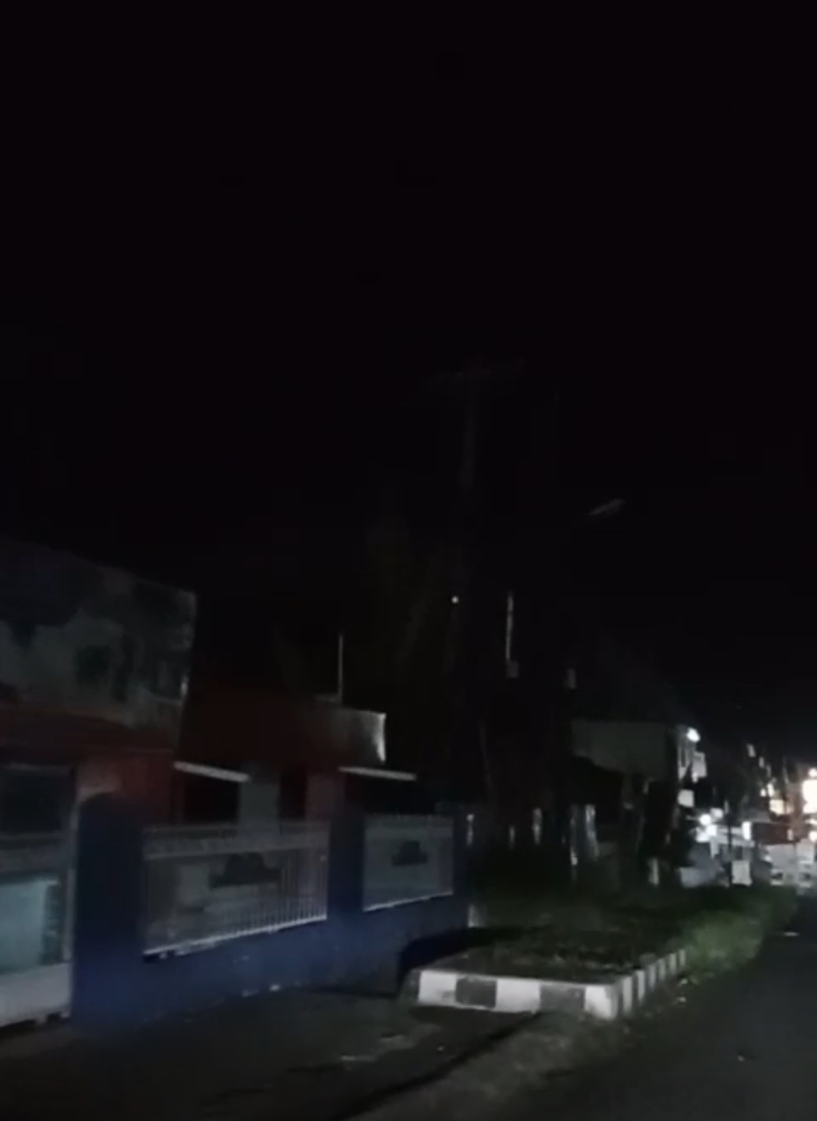 Gelap dan Bahaya, Warga Metro Keluhkan PJU Mati